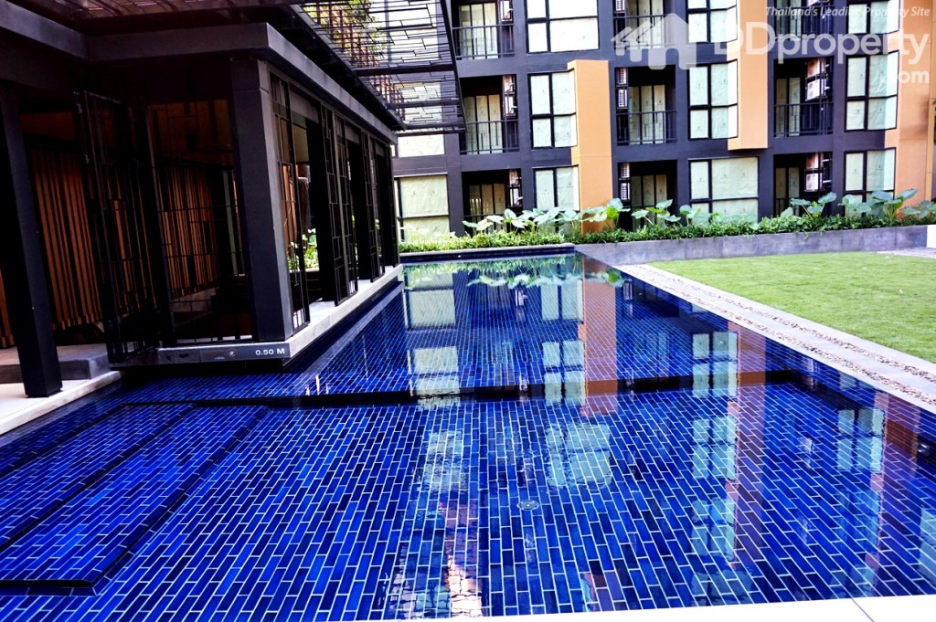 มีสระว่ายน้ำ