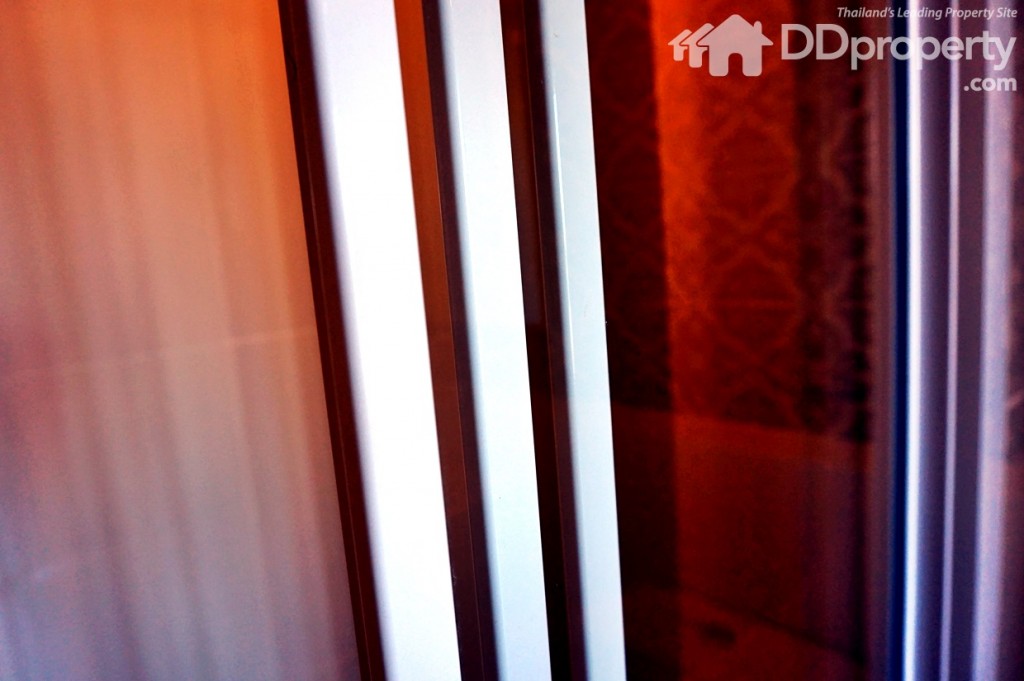 ฉากกันห้องน้ำเป็นแบบ 3 ตอน