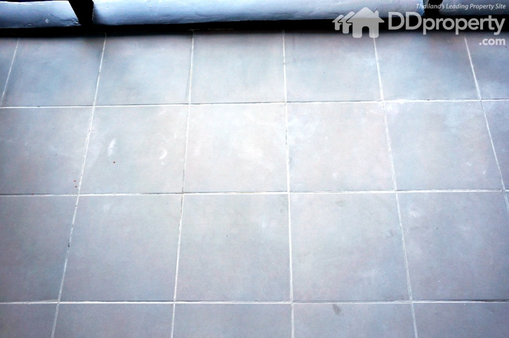 พื้นระเบียงเป็นประเบื้อง