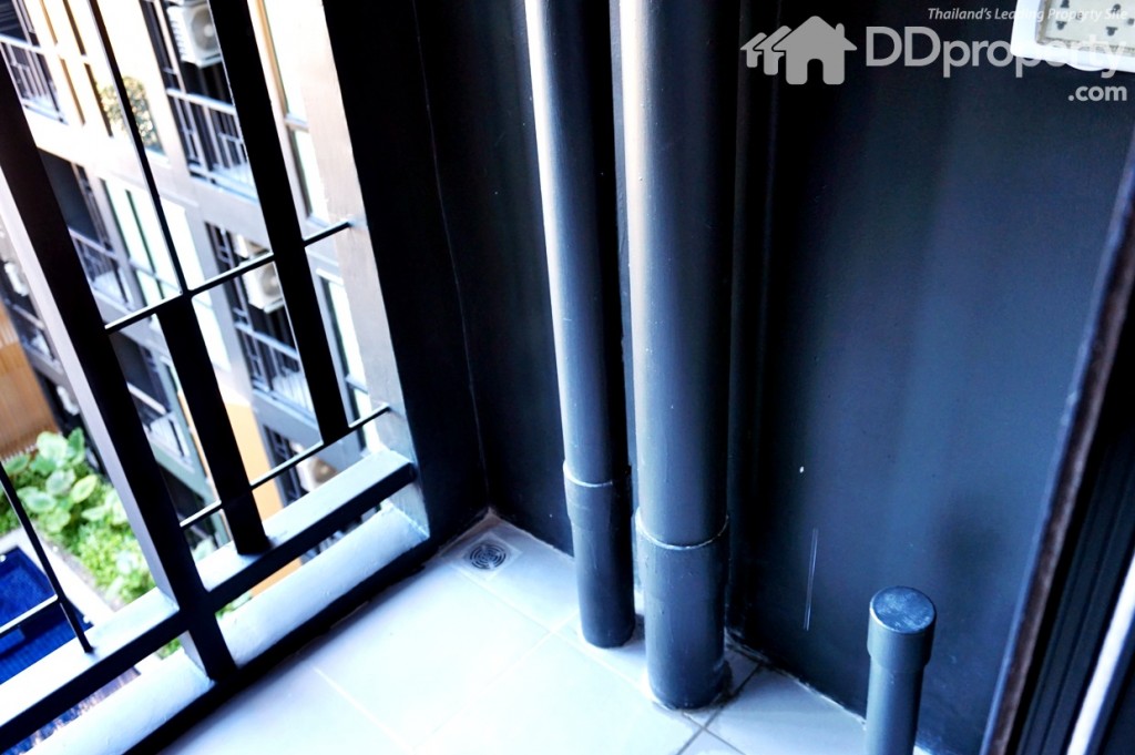 มีท่อระบายน้ำผ่านระเบียง