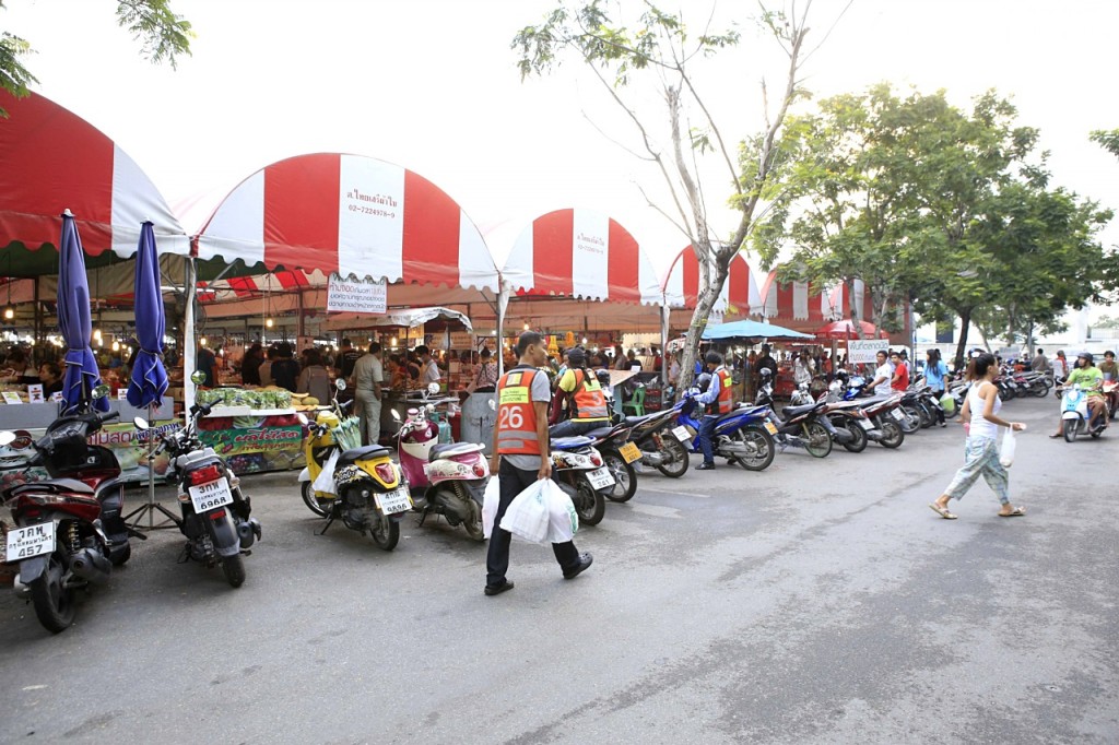 เข้ามาประมาณ 500 เมตร จะพบตลาดนัดอาหารและสินค้า ขนาดใหญ่ ที่คนในละแวกนี้ใช้ซื้อหาจับจ่ายกัน
