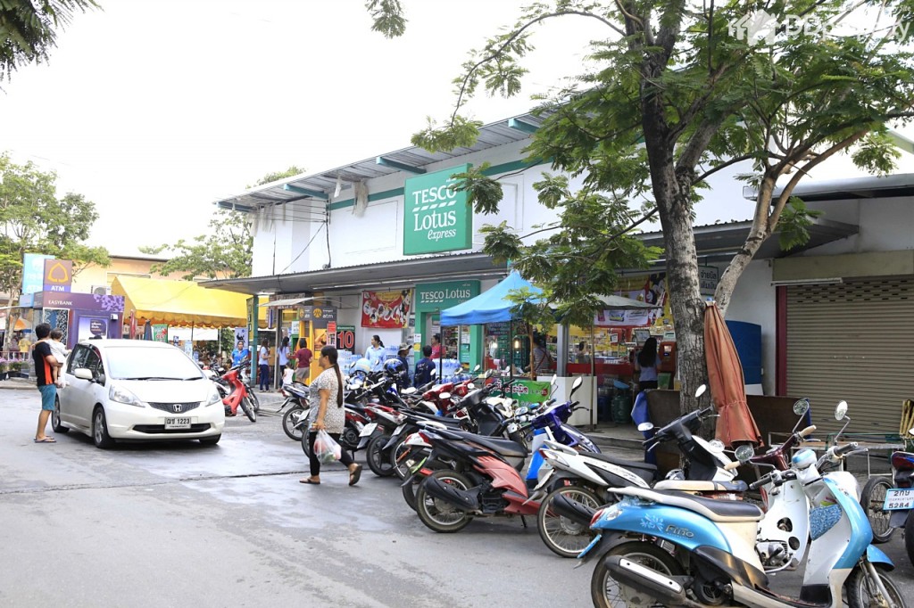 มี Lotus Express ตั้งอยู่ไม่ไกลจากตลาดนัด