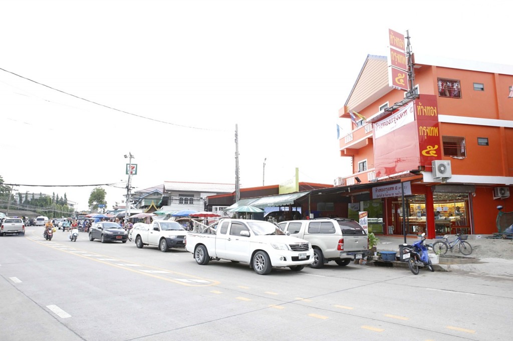 ขับตรงมาประมาณ 1 กิโลเมตรจะเจอ ตลาดนัดขนาดย่อมที่เปิดบริการทุกวัน คนแถวนี้เรียกว่าตลาดโรงถ่าน