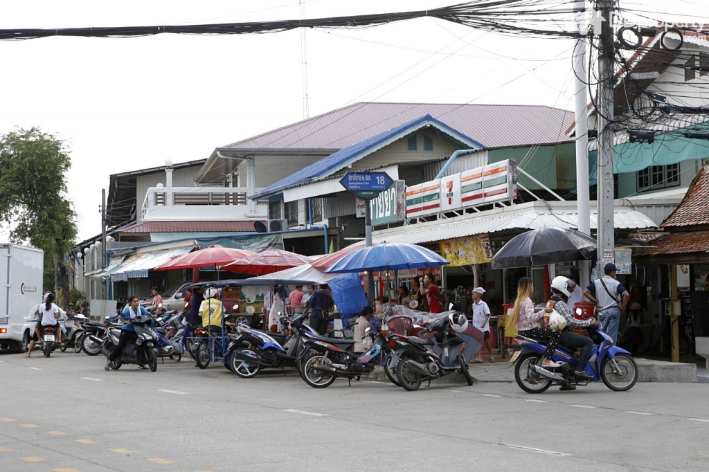 ส่วนใหญ่เป็นร้านค้าที่ขายอาหารสำเร็จ