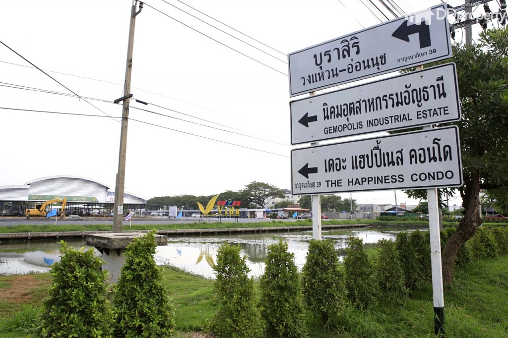 จะพบป้ายชี้ทาง เดอะแฮปปี้เนสคอนโด เลี้ยวซ้ายด้านหน้าระยะทางประมาณ 50 เมตร