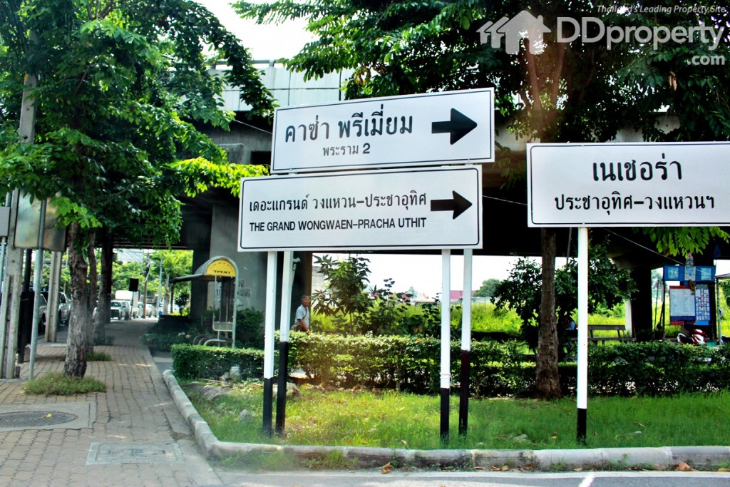 ถึง 3 แยกไฟแดงให้เลี้ยวขวาวิ่งไปตามเส้นถนนเลียบทางด่วน