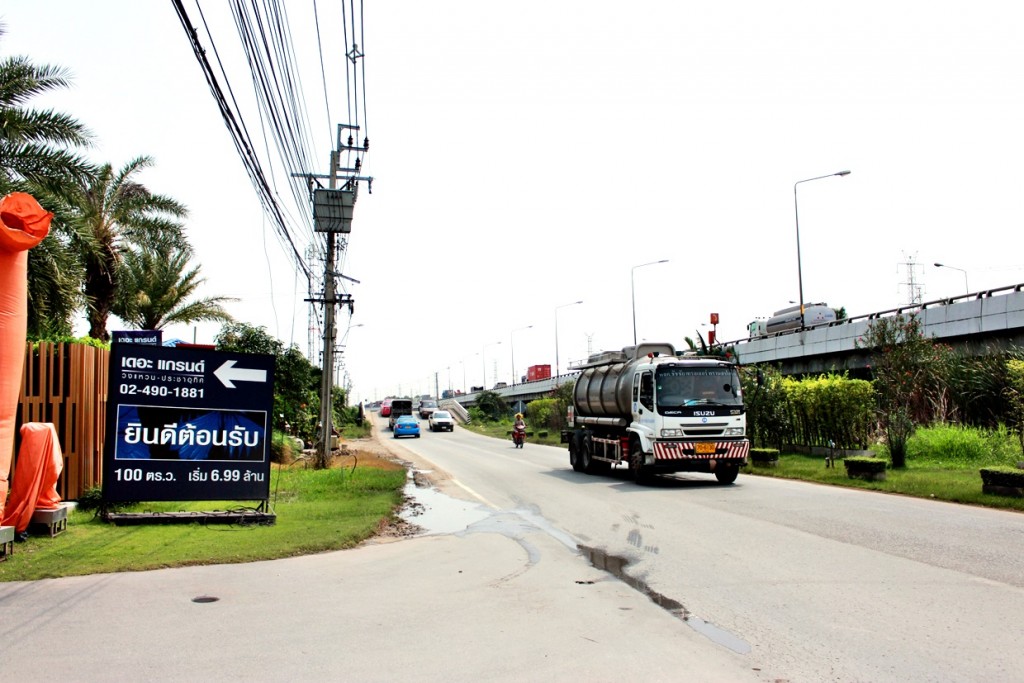 โครงการอยู่ทางขวามือ