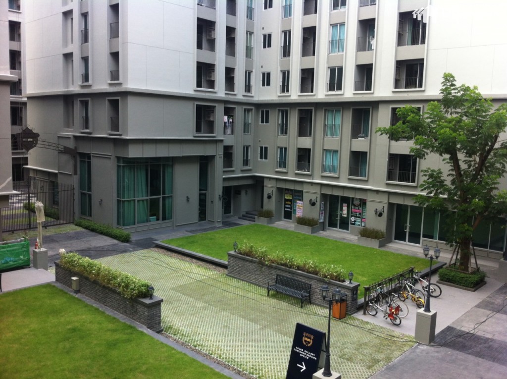 อาคาร A B และ C มีพื้นที่ร้านค้าที่โครงการออกแบบให้เป็นจัตุรัส (แคมปัส สแควร์) เสมือนเป็นคอมมูนิตี้มอลล์ขนาดเล็ก