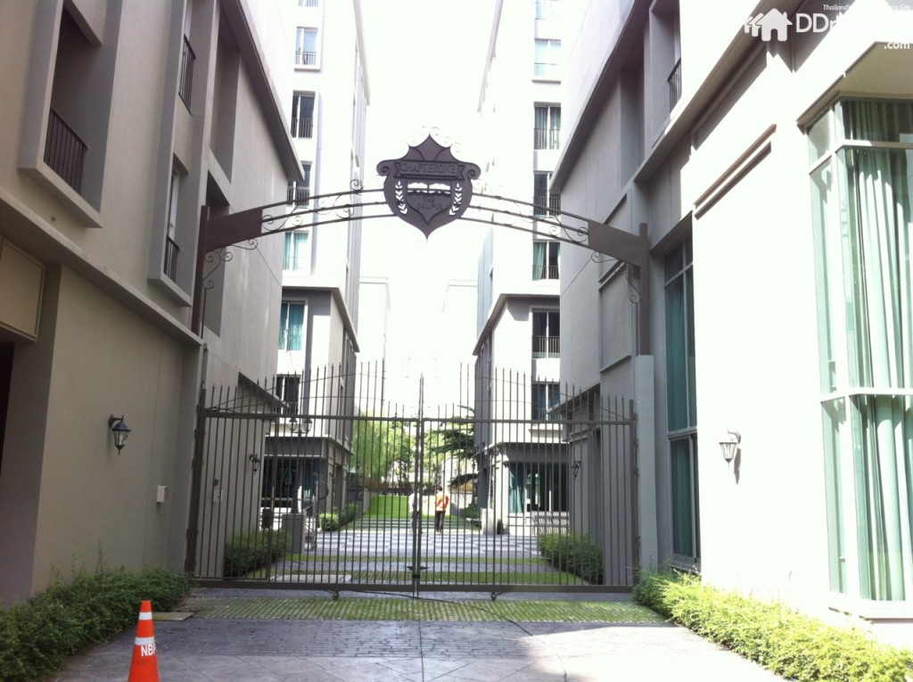 ประตูรั้วกั้นพื้นที่ร้านค้ากับส่วนพักอาศัย