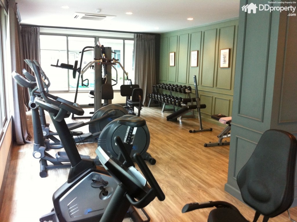 ด้านหน้าจะมีบริการตู้ล็อกเกอร์ไว้ให้ ขณะที่ด้านในก็มีเครื่องเล่นค่อนข้างหลากหลายทั้งลู่วิ่ง เครื่องครอสโอเวอร์ จักรยานและอุปกรณ์เล่นเวทประเภทต่างๆ 