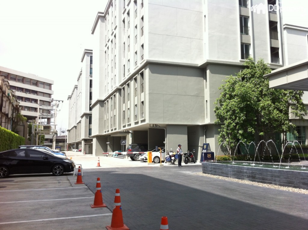 ทางเข้าที่จอดรถทางด้านหน้าของโครงการ