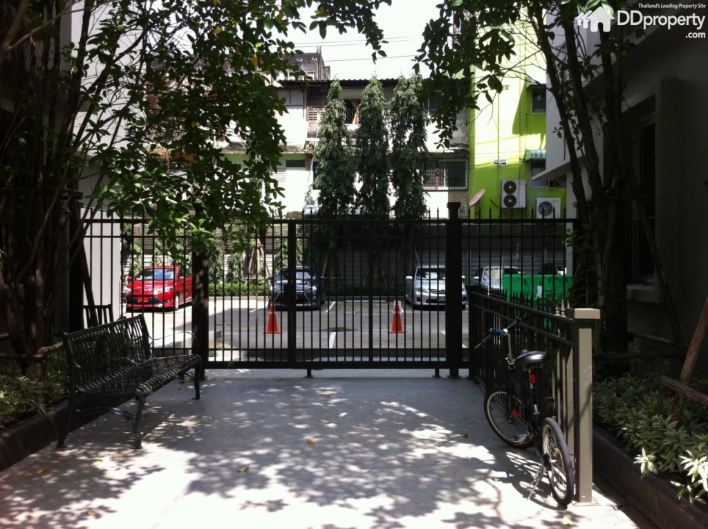 ระหว่างอาคารโครงการจะทำรั้วและประตูเข้าออกเพื่ออำนวยความสะดวกให้ลูกบ้าน 