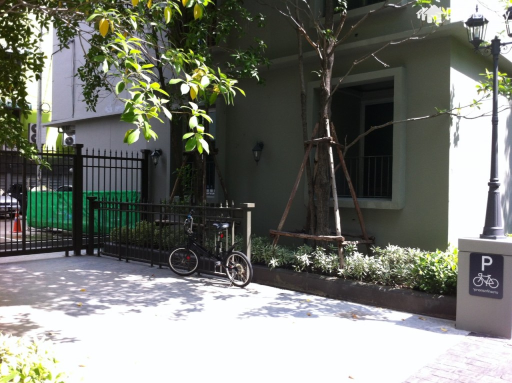 บริเวณรั้วจะมีจุดจอดจักรยานให้ด้วย 