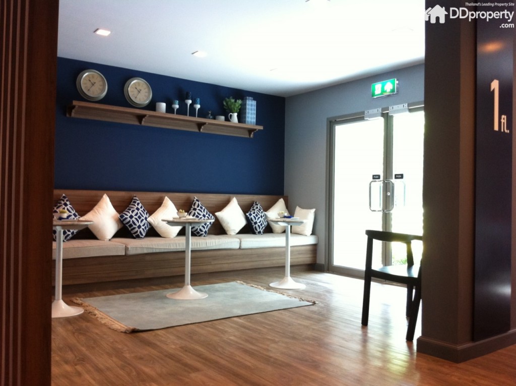 ชั้นล่างของแต่ละอาคารออกแบบเป็นล็อบบี้สำหรับนั่งพักคอย  โดยล็อบบี้ของตึก  A จะแตกต่างจากตึกอื่นๆ เพราะเป็นล็อบบี้แบบ Double Volume 