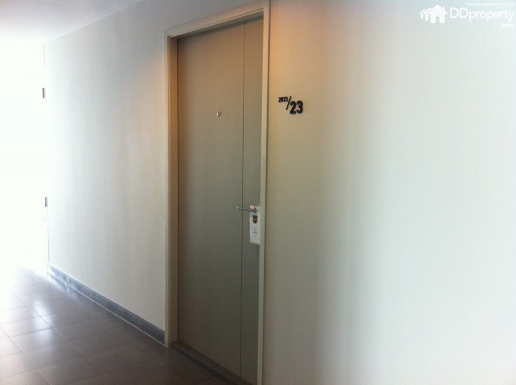 ประตูห้องฝังตาแมว มือจับเป็นแบบก้านโยก 