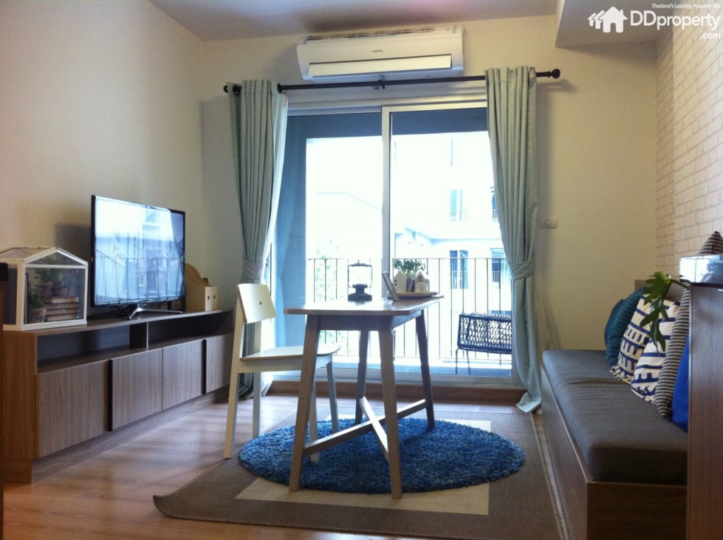 พื้นที่นั่งเล่นและทานอาหารถูกออกแบบให้อยู่ในพื้นที่เดียวกัน ลูกบ้านจะได้บิลท์อินชั้นวางทีวีและม้านั่งตัวยาว รวมถึงโต๊ะทานข้าวตามสเปคในรูป 