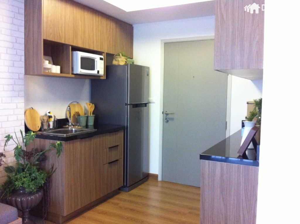 สำหรับห้องแบบ 2 ห้องนอนครัวจะอยู่ขนาบข้างประตูทางเข้า สเปคบิลท์อินชุดครัวจะได้ตามที่เห็นในภาพ