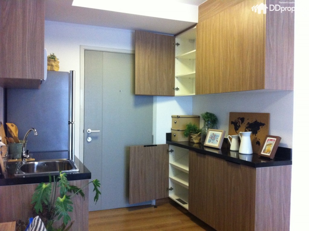 เคาน์เตอร์ฝั่งตรงข้ามออกแบบเป็นตู้วางรองเท้าและชั้นแขวนสำหรับเก็บของ 