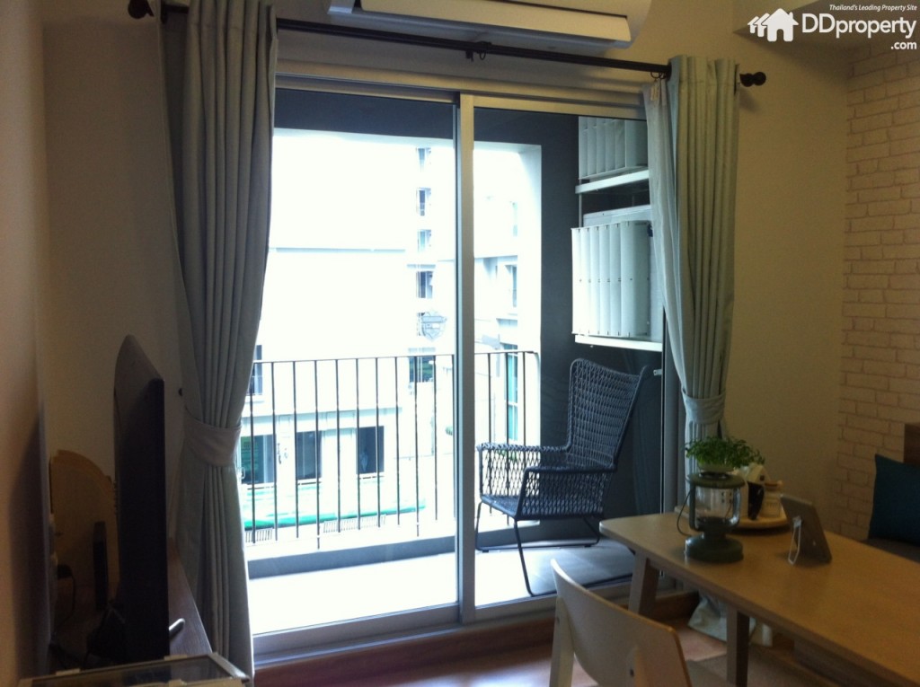 โซนนั่งเล่นจะมีระเบียงกว้าง กั้นด้วยบานเลื่อนอลูมิเนียมแบบ 2 