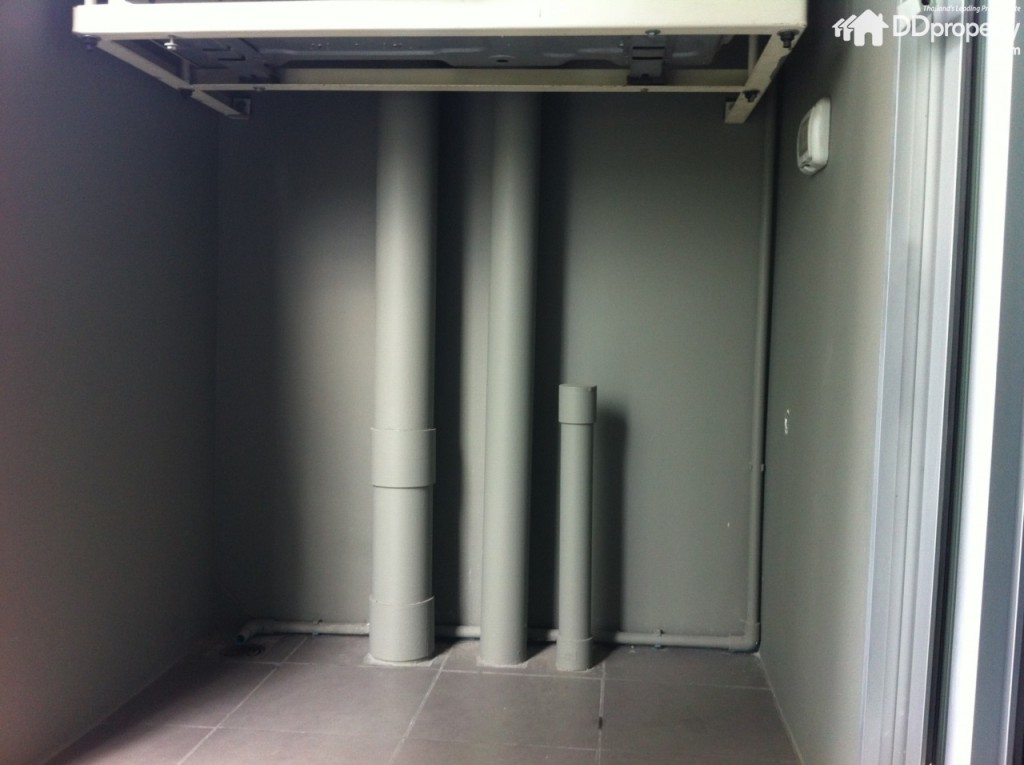 บริเวณระเบียงโครงการเดินท่อไว้พร้อมสำหรับการติดตั้งเครื่องซักผ้า 