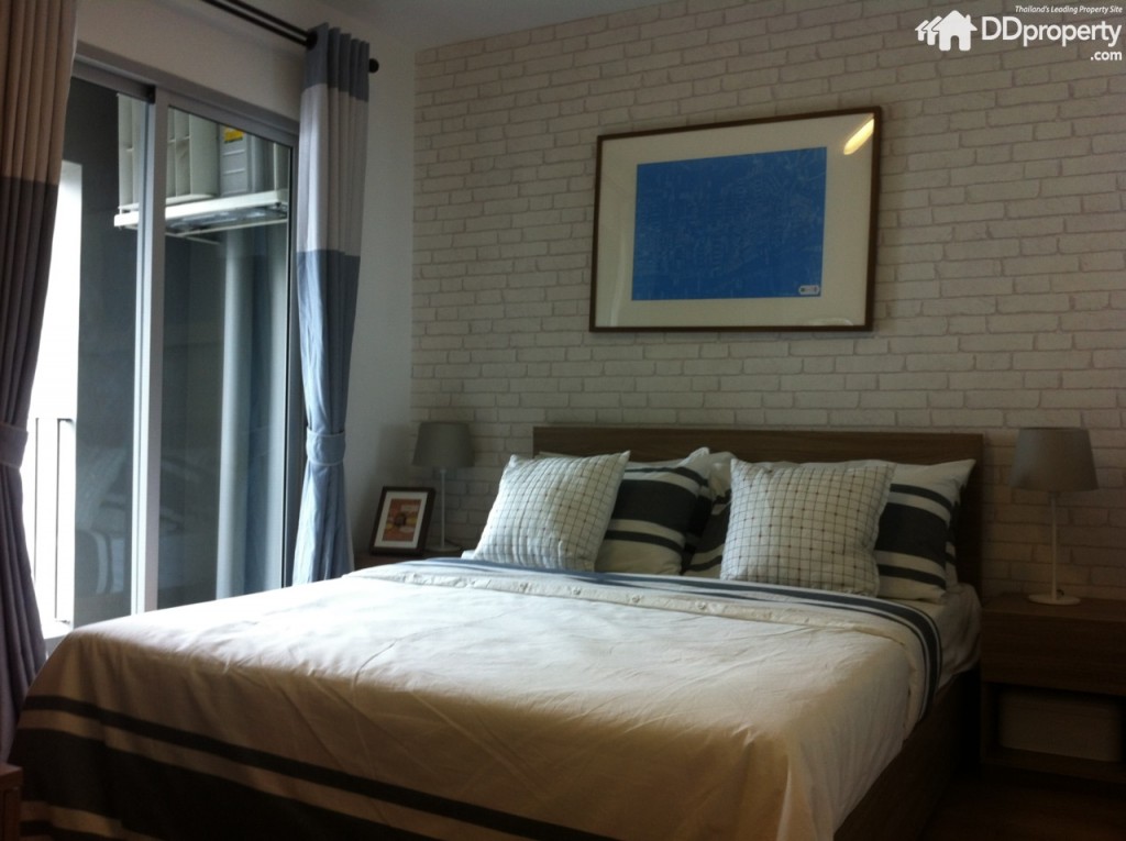 มาสเตอร์เบดรูม บิลท์อินเตียงนอนขนาด 5 ฟุต มีระเบียงขนาดเล็กกั้นด้วยบานเลื่อนอลูมเนียมสีเทาแบบ 2 ชั้น  