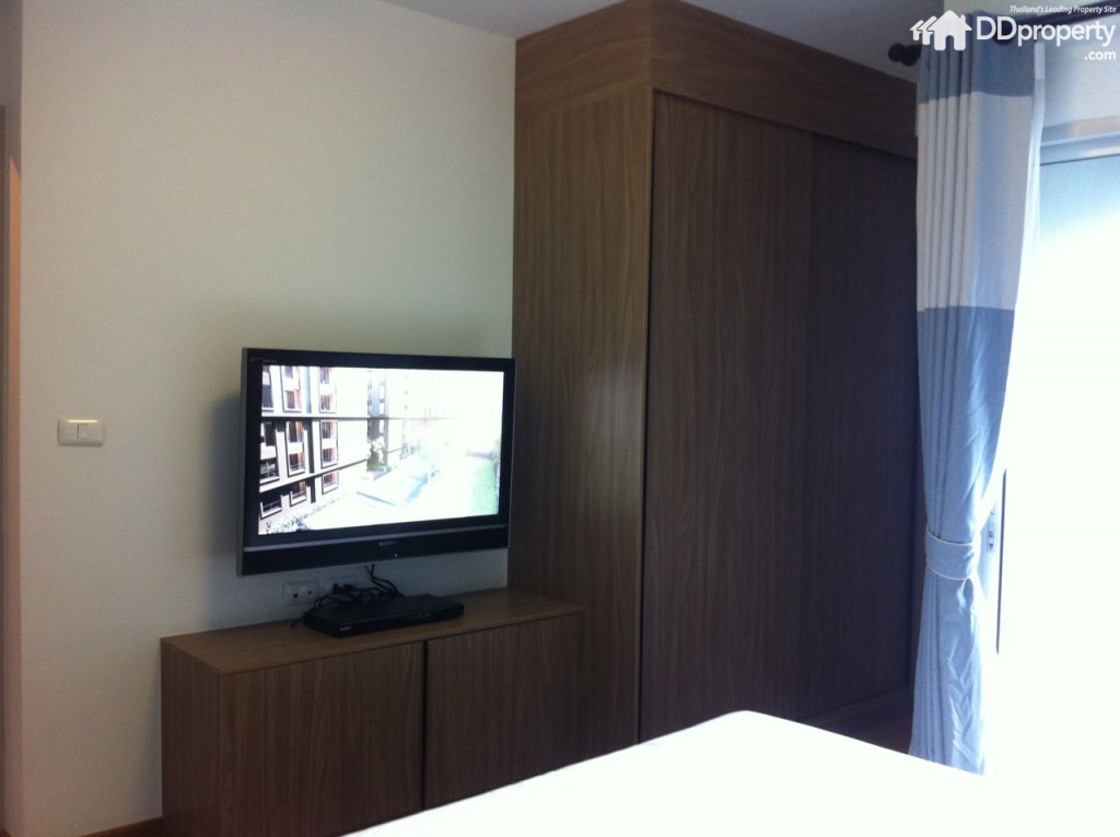 บิลท์อินตู้เสื้อผ้าและชั้นวางทีวีภายในห้องนอนใหญ่ 