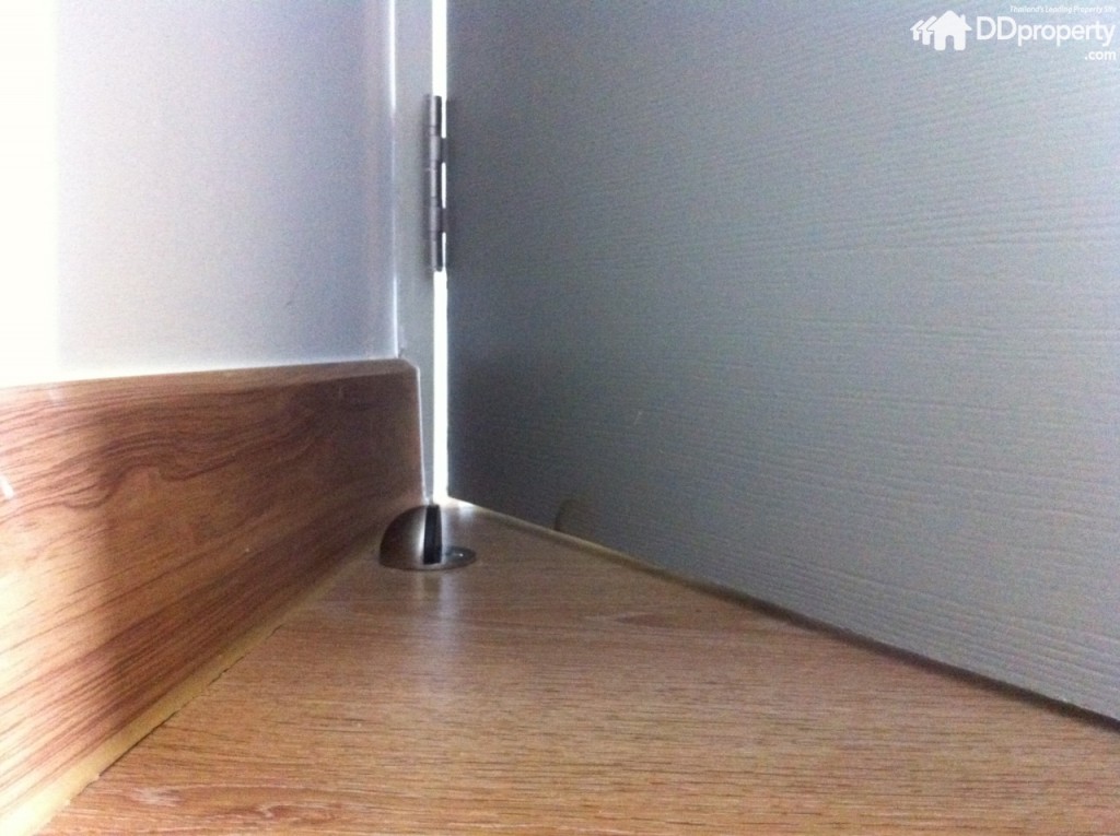 ด้านหลังประตูติดตั้งอุปกรณ์กันกระแทกเมื่อเปิดประตูด้วย