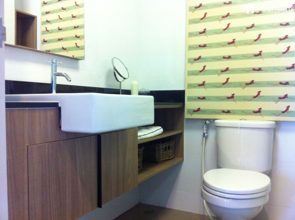 ห้องน้ำ ผนังกรุกระเบื้องเซรามิคสีขาว พื้นปูกระเบื้องเซรามิคกันลื่น สุกภัณฑ์เป็นของแบรนด์คอตโต้ บิลท์อินอ่างล้างหน้าท็อปแกรนิต พร้อมให้กระจกเงาตามภาพ