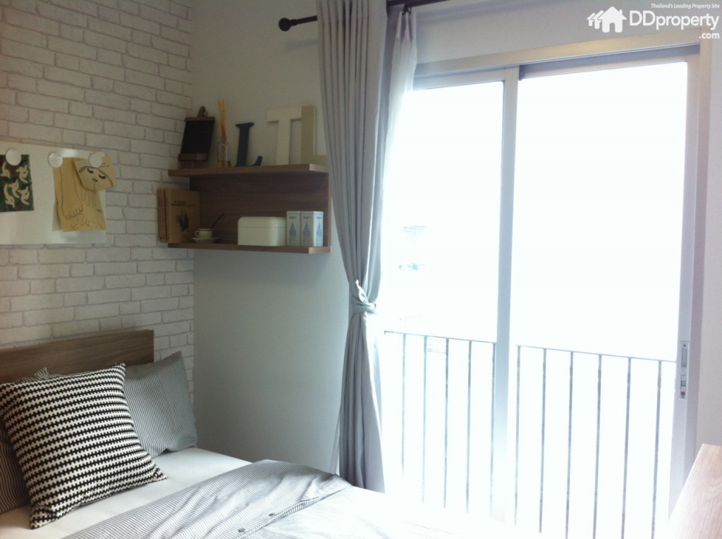 ห้องนอนเล็กที่อยู่สุดทางเดินกรุบานเลื่อนกระจกบานใหญ่ แต่ไม่มีพื้นที่ให้เดินออกไปได้ ห้องนอนบิลท์อินเตียง 3.5 ฟุต (ชั้นวางของด้านบนโครงการทำเพื่อตกแต่งเท่านั้น)