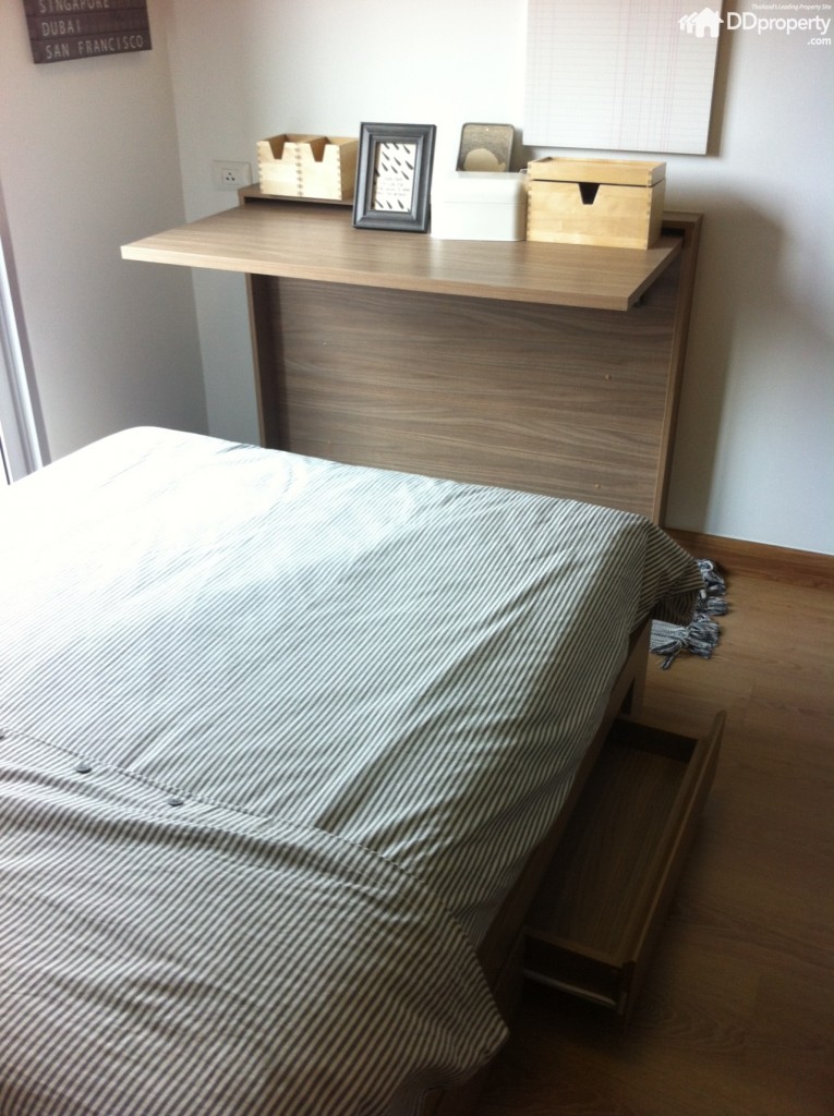 เตียง 3.5 ฟุตมีลิ้นชักเก็บของใต้เตียงด้วย ส่วนปลายเตียงบิลท์อินเป็นโต๊ะเขียนหนังสือที่สามารถพับเก็บได้