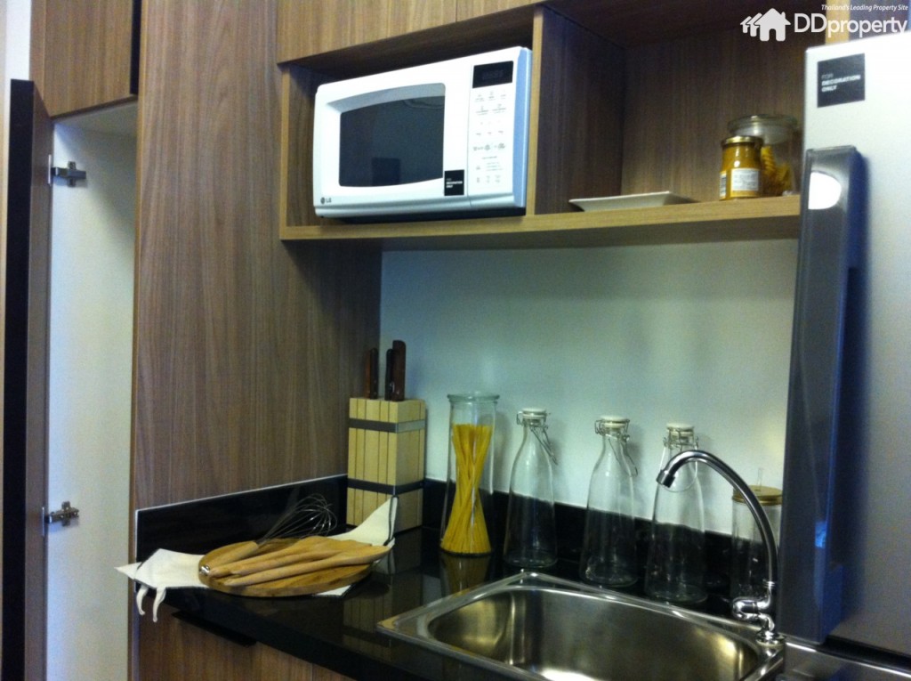 บิลท์อินเคาน์เตอร์ครัวท็อปแกรนิต ฝังอ่านล้างจานพร้อมก็อกน้ำมาให้เรียบร้อย ด้านข้างชุดครัวเป็นบิลท์อินตู้เก็บของ