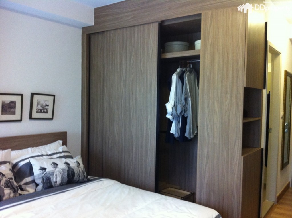 ฝั่งตรงข้ามของเคาน์เตอร์ครัว เป็นประตูทางเข้าห้องน้ำและบิลท์อินชั้นวางของและชั้นวางรองเท้าซึ่งอยู่ด้านข้างบิลท์อินตู้เสื้อผ้าในส่วนของโซนห้องนอน