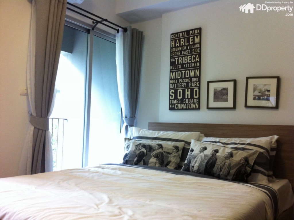 โซนห้องนอนบิลท์อินเตียงขนาด 5 ฟุต ด้านข้างเตียงเป็นระเบียงกั้นด้วยบานเลื่อนอลูมิเนียมแบบ 2 ชั้น บริเวณระเบียงเดินท่อน้ำสำหรับติดตั้งเครื่องซักผ้าให้เรียบร้อยแล้ว