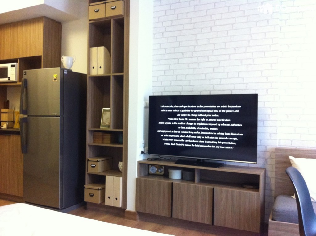 ปลายเตียงบิลท์อินเป็นชั้นวางทีวีและชั้นวางของตามรูป