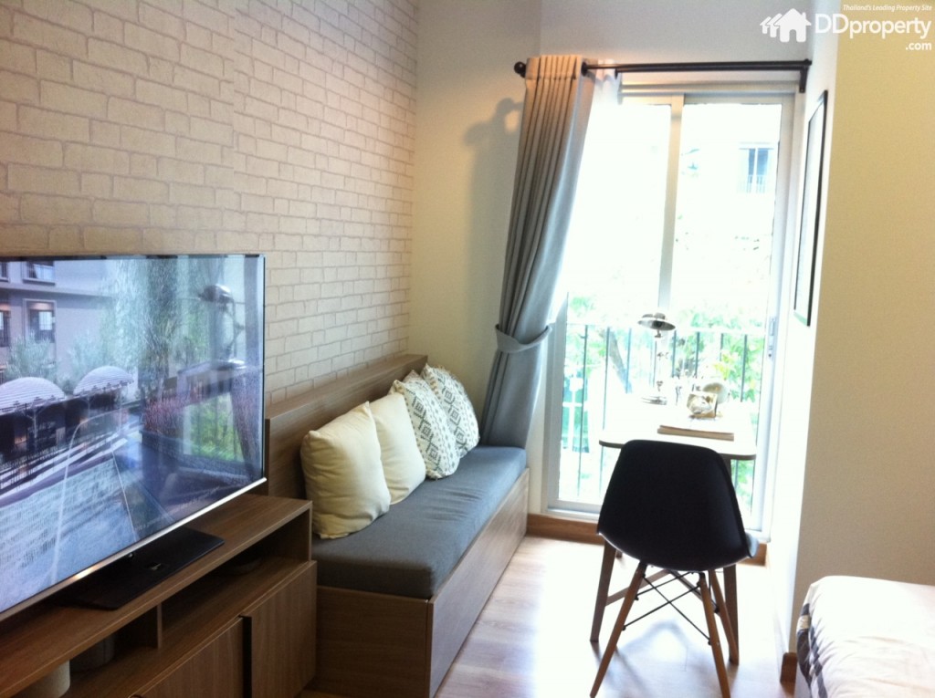 ด้านข้างของชั้นวางทีวีบิลท์อินม้านั่งตัวยาวพร้อมโต๊ะตัวเล็กสำหรับเป็นมุมทานข้าวและอ่านหนังสือ บานเลื่อนกระจกบริเวณนี้ทำมาเพื่อให้แสงธรรมชาติเข้าถึง เพิ่มความโปร่งให้ห้อง สามารถเปิดได้แต่ไม่มีพื้นที่ให้เดินออกไป 