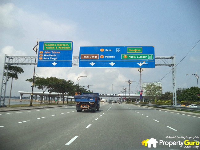 On the way to Jade Palace show gallery on the Eastern Dispersal Link Expressway