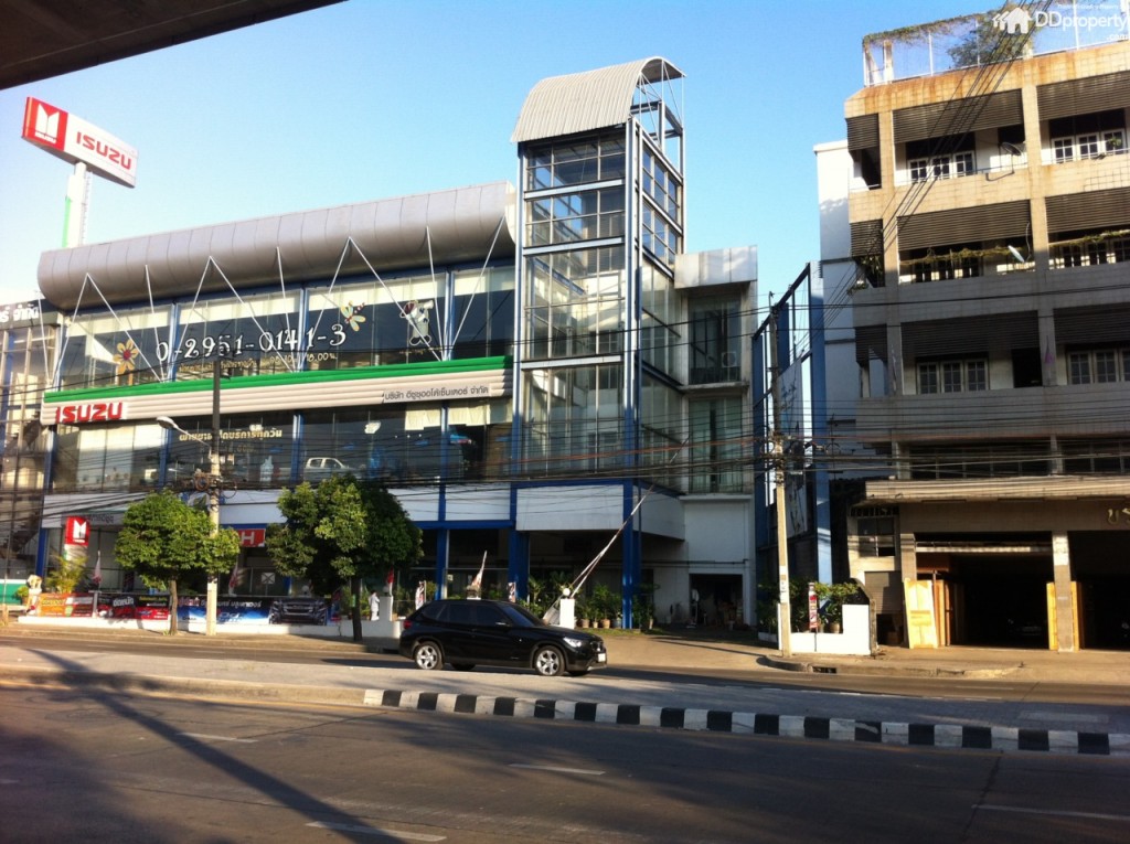 ฝั่งตรงข้ามกับที่ตั้งของโครงการ