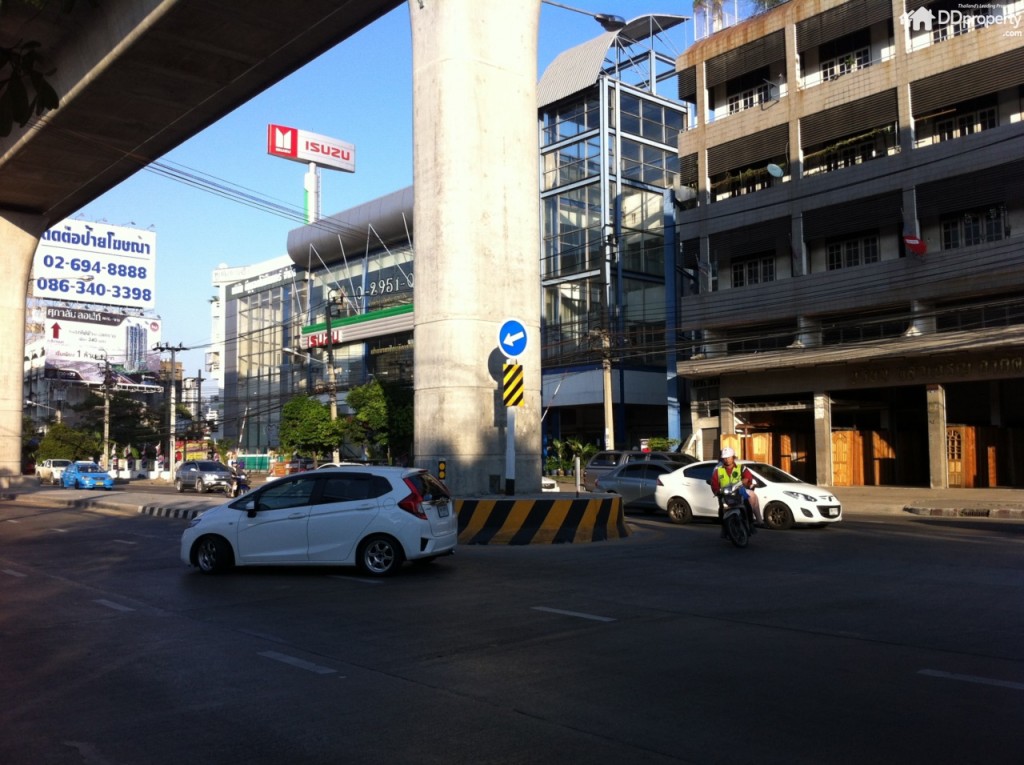 จุดกลับรถที่อยู่เยื้องกับโครงการ