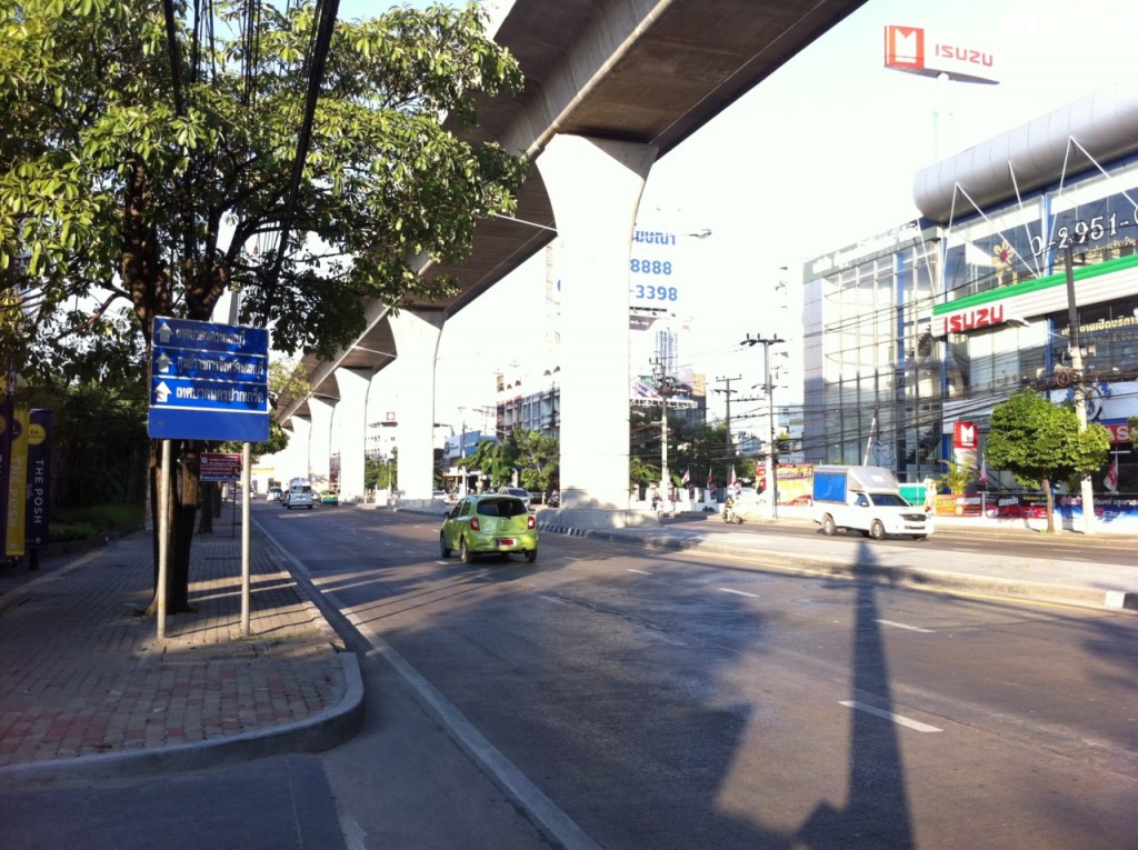 ด้านขวามือของโครงการเป็นแยกแคราย