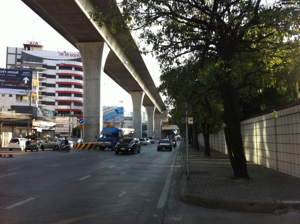 ด้านซ้ายมือของโครงการเป็นที่ตั้งของสถานีรถไฟฟ้าสายสีม่วง