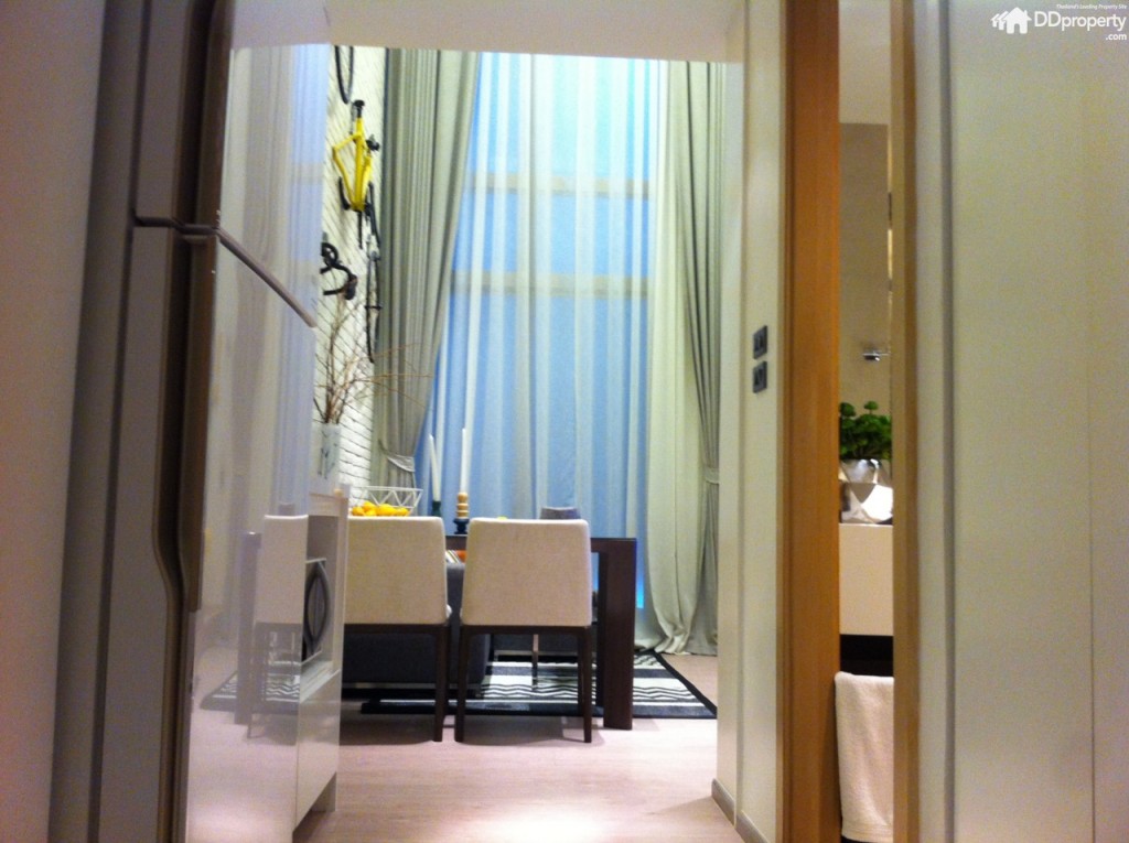 เลย์เอาท์เมื่อเปิดประตูห้องเข้าไป ด้านซ้ายมือของประตูจะเป็นเคาน์เตอร์ครัว ขณะที่ด้านขวาเป็นห้องน้ำ