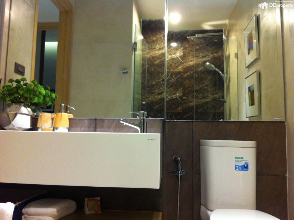 ถัดจากชั้นวางเครื่องซักผ้าเป็นประตูทางเข้าห้องน้ำ บรรยากาศภายในห้องน้ำ