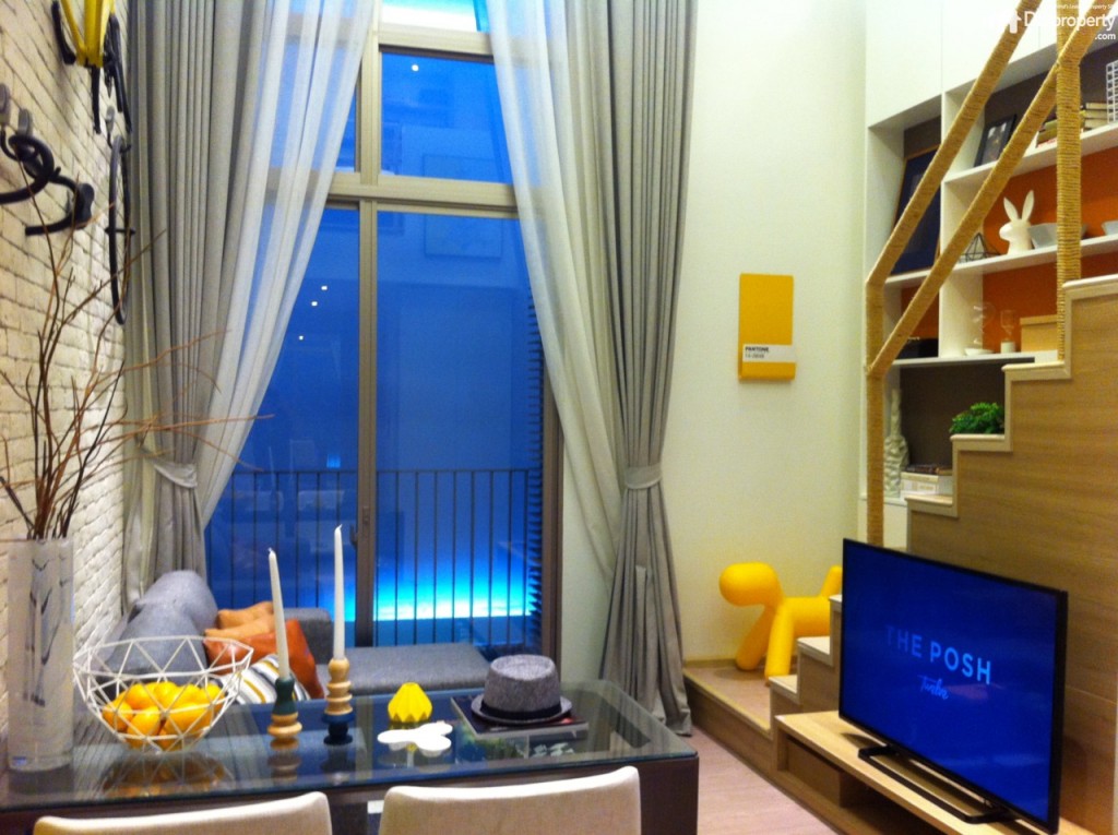 พื้นที่โซนนั่งเล่น มีบานเลื่อนเปิดออกไปรับลมที่ระเบียงได้ ขณะที่จุดเด่นอยู่ที่การกรุกระจกบานใหญ่เหนือประตูบานเลื่อนซึ่งช่วยทำให้ห้องดูโปร่งและโอ่โถงยิ่งขึ้น