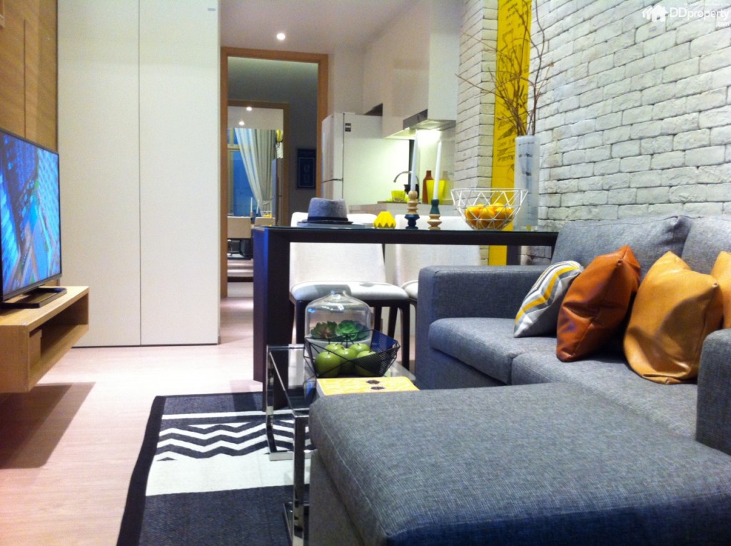 เลย์เอาท์ของห้องเมื่อมองจากระเบียงออกไปยังประตูทางเข้า