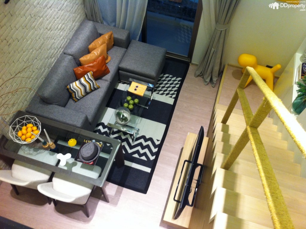พื้นที่ห้องนั่งเล่นเมื่อมองลงมาจากชั้น 2