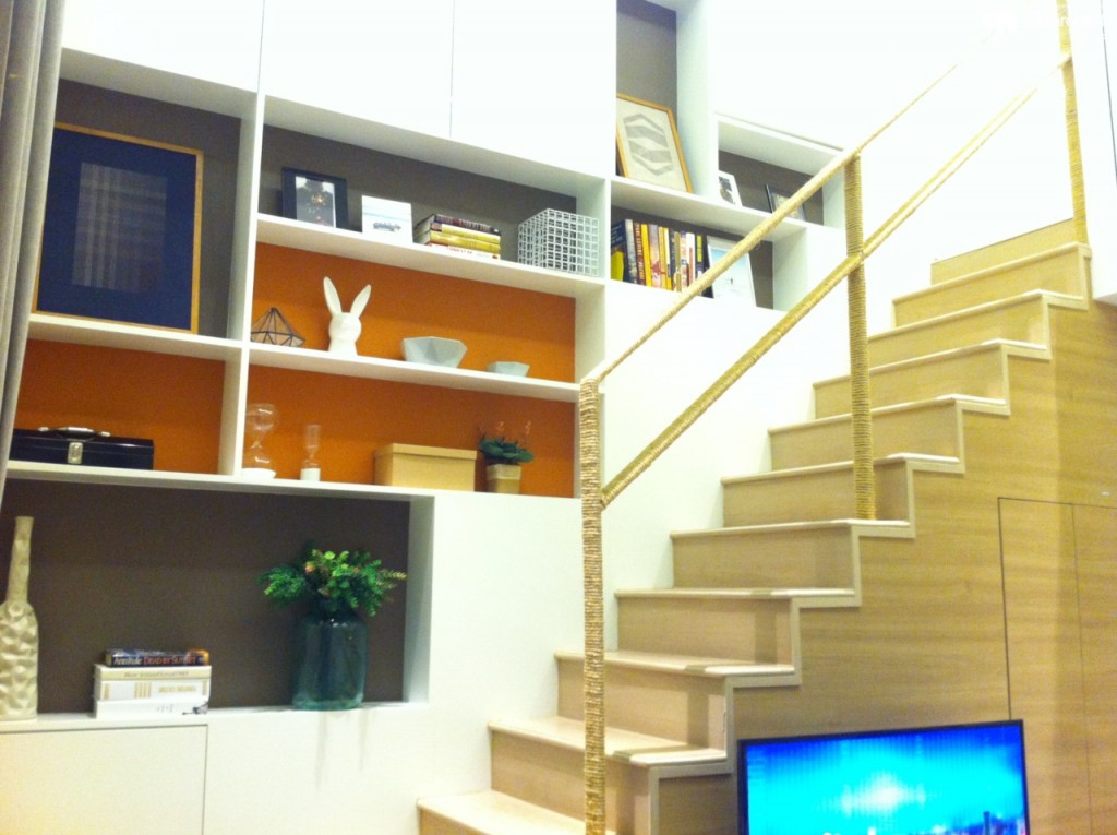 บันไดทางขึ้นสู่พื้นที่ชั้น 2 ตัวบันไดหล่อด้วยปูน ขณะที่ฐานของพื้นที่ชั้น 2 เป็นคอนกรีตแบบโพสเทนชั่น (Post tension) มีการบิลท์อินชั้นวางของตามทางขึ้นบันไดให้บางส่วนด้วย