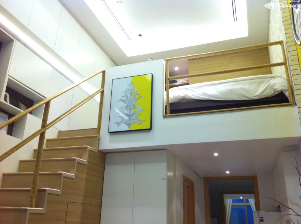 บันไดและพื้นที่ชั้น 2 กั้นราวกันตกไว้ สเปคที่ได้จริงจะเป็นราวเหล็กสีขาว