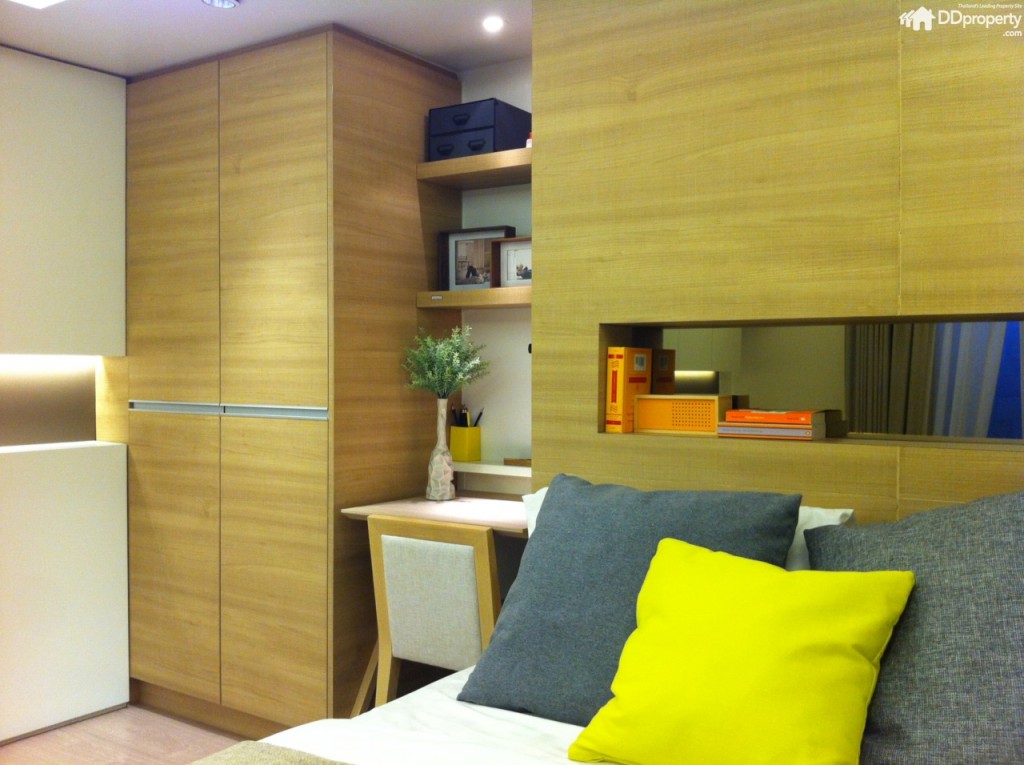 บิลท์อินตู้เสื้อผ้า (โครงการบิลท์อินให้) และตัวอย่างบิลท์อินชั้นวางของและโต๊ะอ่านหนังสือ