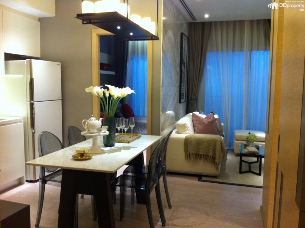 เลย์เอาท์ห้องเมื่อเปิดประตูเข้าไปจะเห็นพื้นที่ครัวขนาดใหญ่อยู่ทางซ้ายมือ