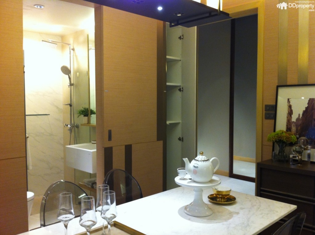 ด้านขวามือของประตูทางเข้าเป็นที่ตั้งของห้องน้ำ